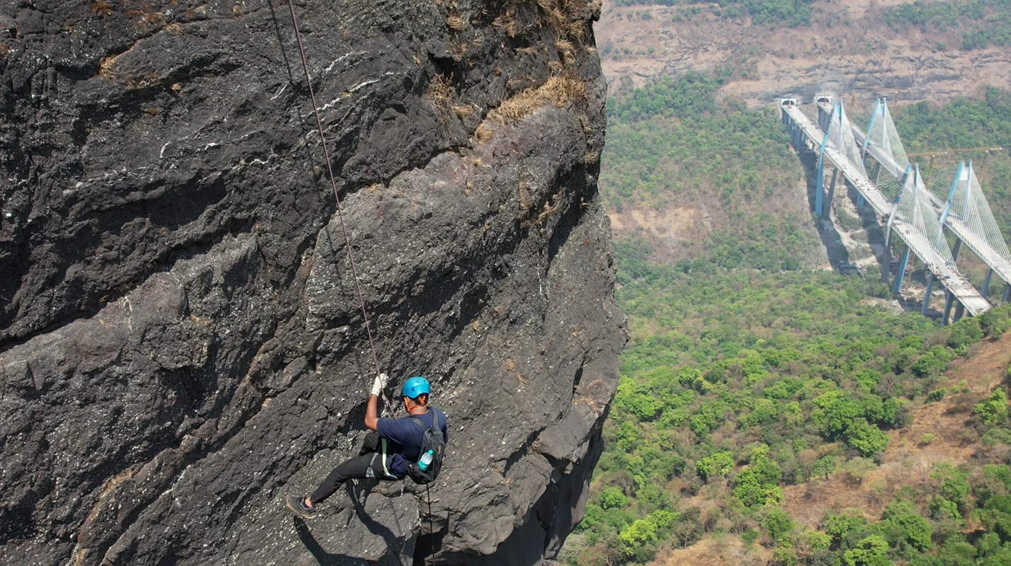 Duke Nose Valley Crossing And Rappelling Expedition